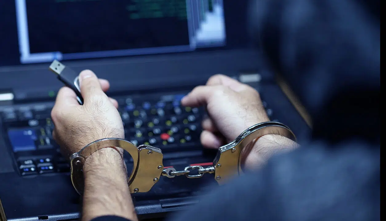 جرایم سایبری وکیل متخصص فضای مجازی گروه حقوقی روا