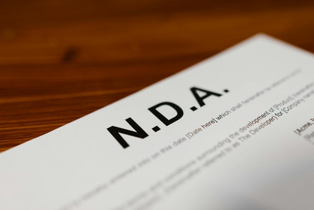 قرارداد محرمانگی (NDA) چیست؟ نحوه تنظیم، اعتبار و ضمانت اجرا